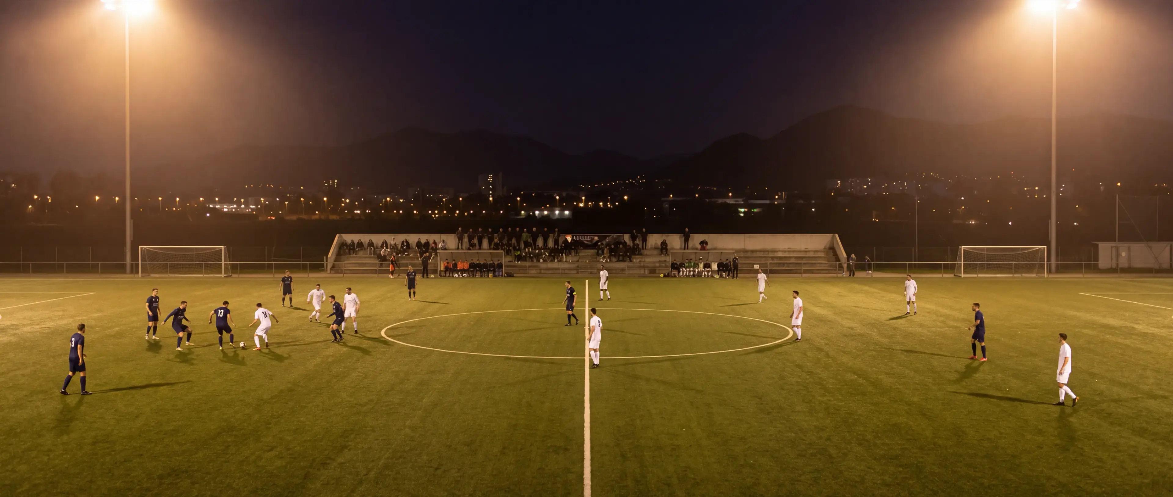 Toda una cancha de fútbol de noche en un solo cuadro panorámico